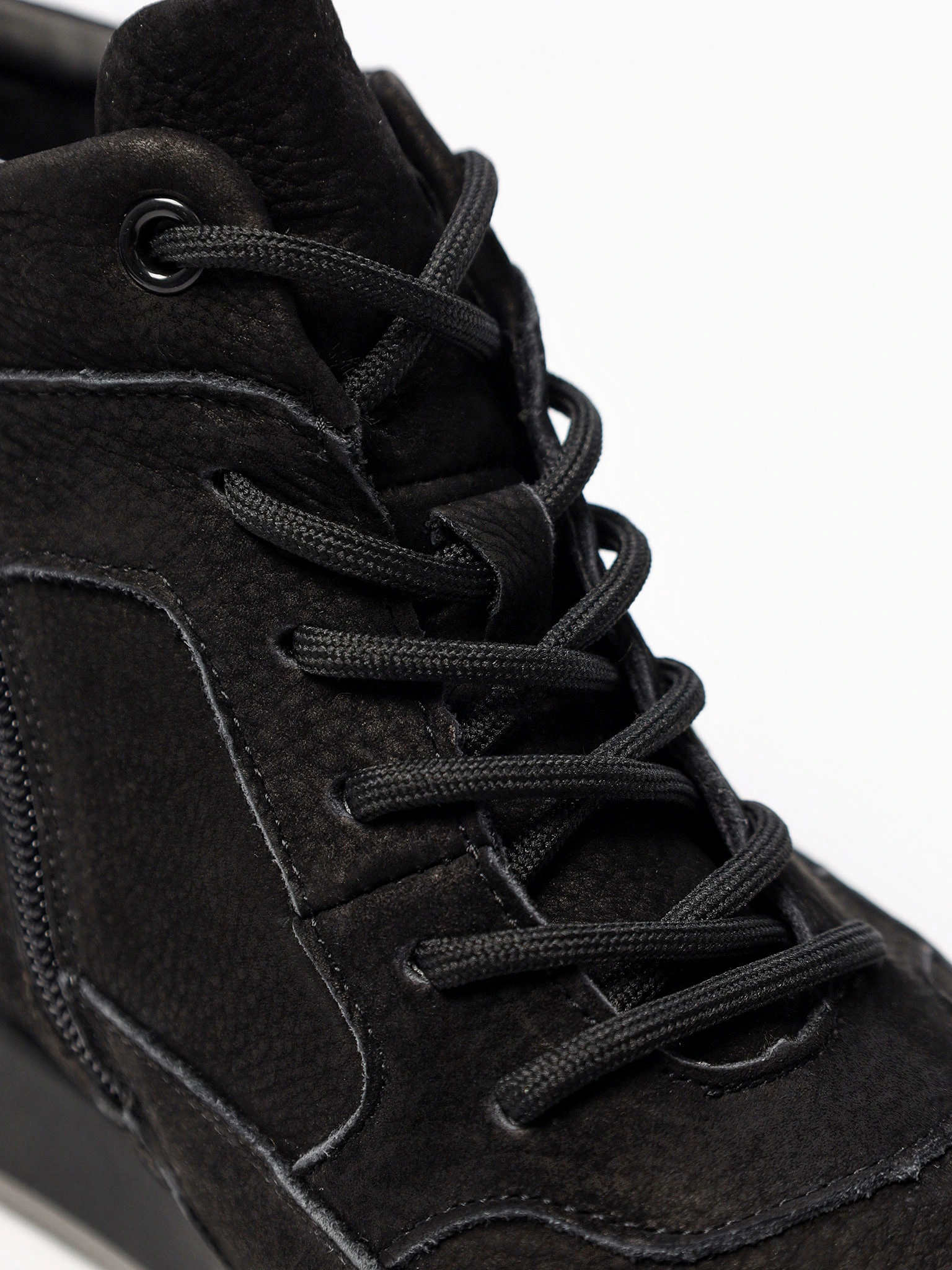 Кроссовки утепленные черного цвета на низкой подошве